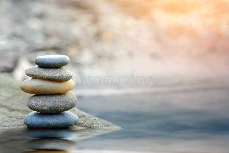 Πέτρα ισορροπίας με τη SPA στον ποταμό στοκ εικόνες Πέτρα ισορροπίας με τη SPA στον ποταμό στοκ εικόνες