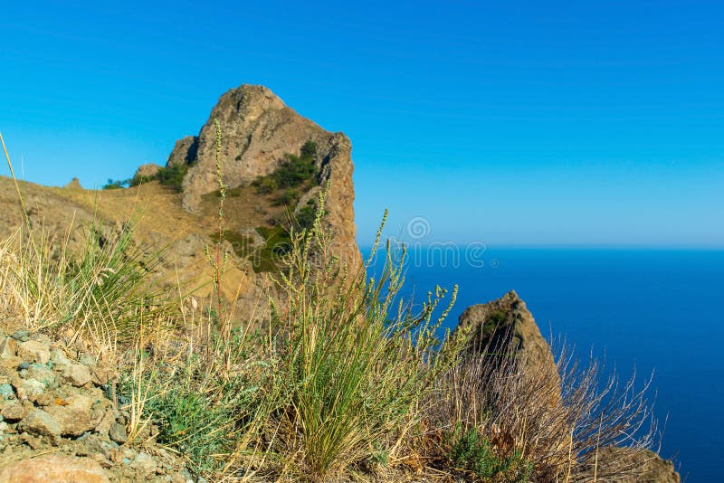 πέτρα στο καταφύγιο του karadag στο φόντο της γαλάζιας κριμαίας στοκ εικόνες