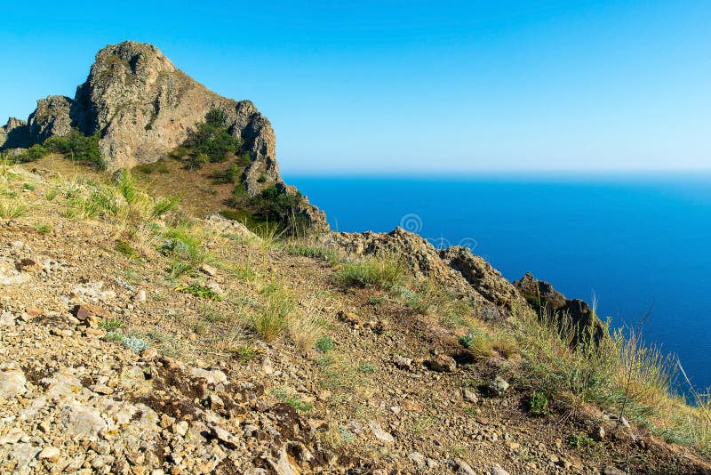πέτρα στο καταφύγιο του karadag στο φόντο της γαλάζιας κριμαίας στοκ φωτογραφία με δικαίωμα ελεύθερης χρήσης