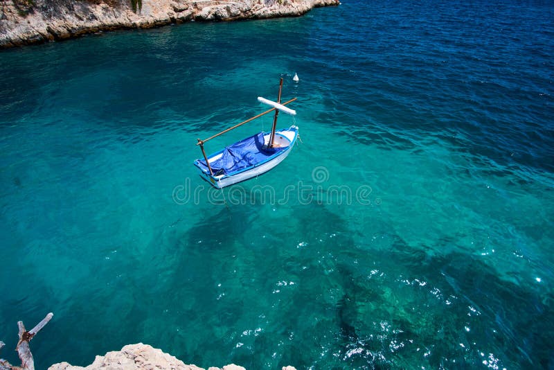 Πέτρες θαλάσσιου νερού και γρανίτη Βάρκες επάνω από την κοραλλιογενή ύφαλο Ισπανία στοκ φωτογραφία με δικαίωμα ελεύθερης χρήσης