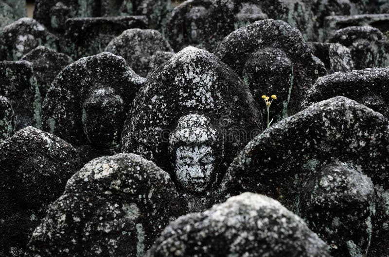 Πέτρινο Buddhas στο ναό στο Κιότο, Ιαπωνία στοκ φωτογραφίες με δικαίωμα ελεύθερης χρήσης Πέτρινο Buddhas στο ναό στο Κιότο, Ιαπωνία στοκ φωτογραφίες με δικαίωμα ελεύθερης χρήσης