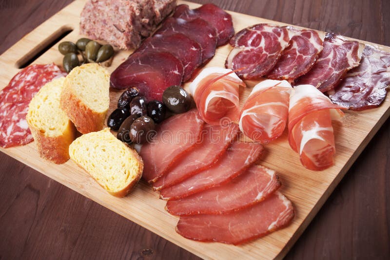Πίνακας Charcuterie με το θεραπευμένες κρέας και τις ελιές στοκ φωτογραφία