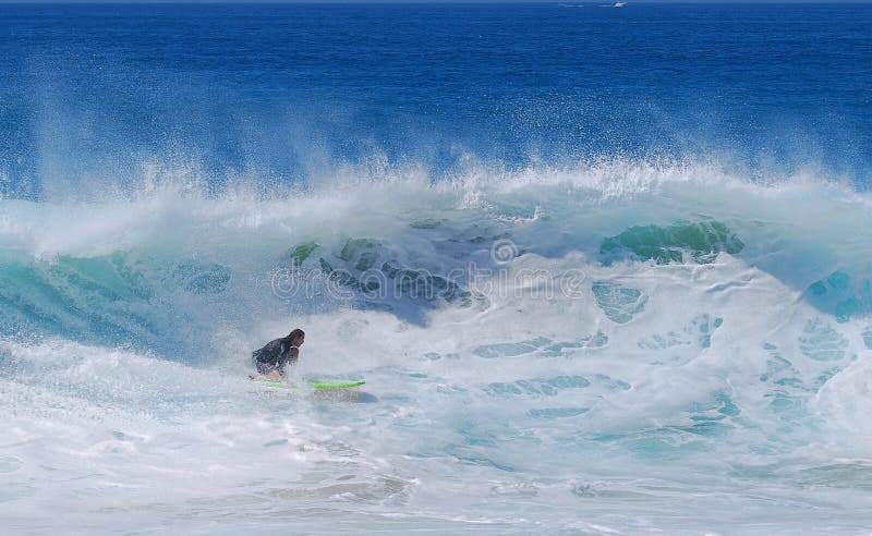 Πίνακας surfer που οδηγά ένα κύμα στην παραλία Aliso στο Λαγκούνα Μπιτς, Καλιφόρνια στοκ φωτογραφία με δικαίωμα ελεύθερης χρήσης Πίνακας surfer που οδηγά ένα κύμα στην παραλία Aliso στο Λαγκούνα Μπιτς, Καλιφόρνια στοκ φωτογραφία με δικαίωμα ελεύθερης χρήσης