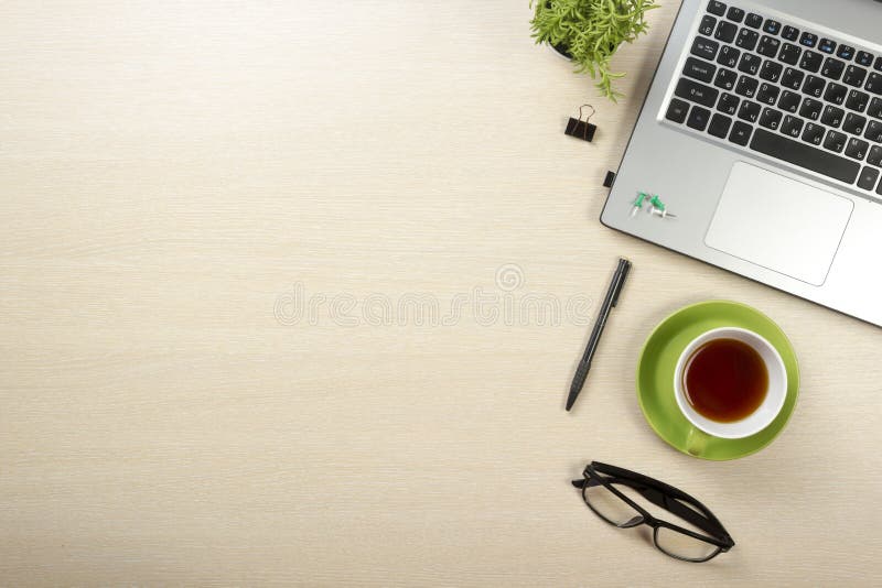 Πίνακας γραφείων γραφείων με τις προμήθειες Τοπ όψη Διάστημα αντιγράφων για το κείμενο στοκ φωτογραφίες με δικαίωμα ελεύθερης χρήσης