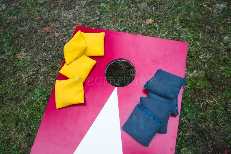 Πίνακας παιχνιδιών Cornhole με τις συσσωρευμένες τσάντες φασολιών στοκ εικόνες Πίνακας παιχνιδιών Cornhole με τις συσσωρευμένες τσάντες φασολιών στοκ εικόνες