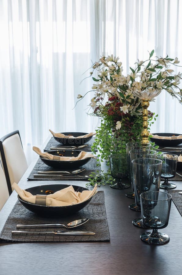 Πίνακας που τίθεται στο dinning δωμάτιο πολυτέλειας στοκ εικόνες με δικαίωμα ελεύθερης χρήσης Πίνακας που τίθεται στο dinning δωμάτιο πολυτέλειας στοκ εικόνες με δικαίωμα ελεύθερης χρήσης