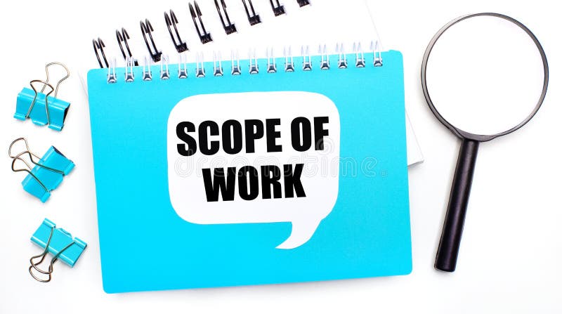 πίνακας του office με μπλε σημειωματάριο, μεγεθυντικό φακό και λευκή κάρτα με εύρος κειμένου εργασίας. επίπεδη προβολή. στυλ στοκ φωτογραφία με δικαίωμα ελεύθερης χρήσης