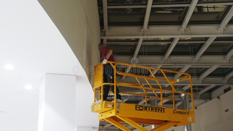 πίνακας χρωμάτων εργατών με λευκό χρώμα σε κίτρινο ψαλίδι απόθεμα βίντεο