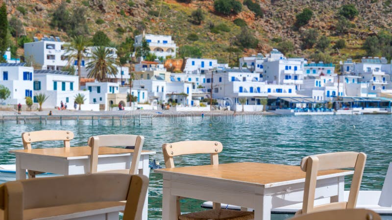 Πίνακες εστιατορίων με την άποψη σχετικά με το φυσικό χωριό Loutro στην Κρήτη Ελλάδα στοκ φωτογραφίες με δικαίωμα ελεύθερης χρήσης Πίνακες εστιατορίων με την άποψη σχετικά με το φυσικό χωριό Loutro στην Κρήτη Ελλάδα στοκ φωτογραφίες με δικαίωμα ελεύθερης χρήσης