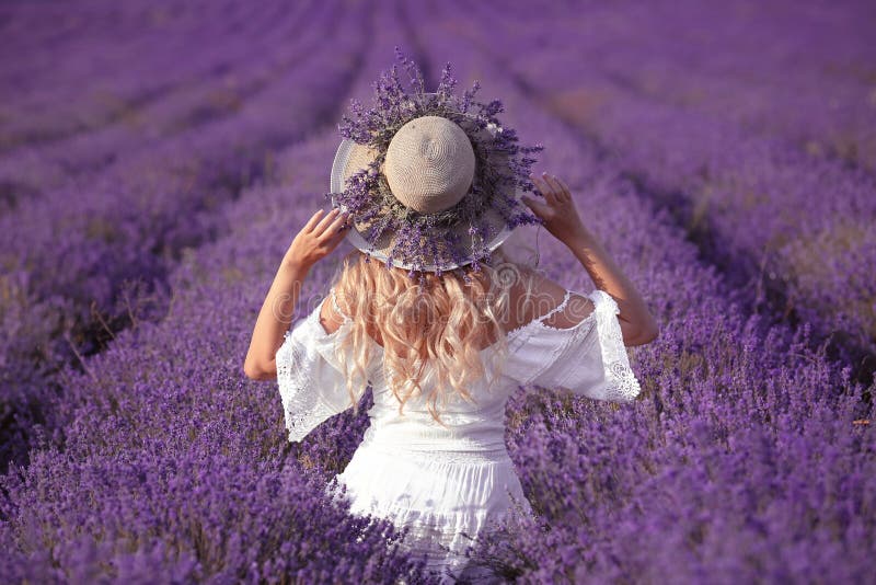 Πίσω άποψη της νέας ξανθής γυναίκας lavender στον τομέα Ευτυχής ξένοιαστος στοκ φωτογραφία με δικαίωμα ελεύθερης χρήσης