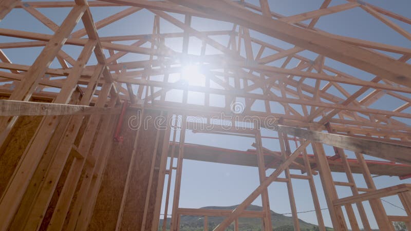 Πίσω Αναμμένο δοχείο αργής κίνησης του νέου εργοταξίου σκελετού από ξύλο φιλμ μικρού μήκους