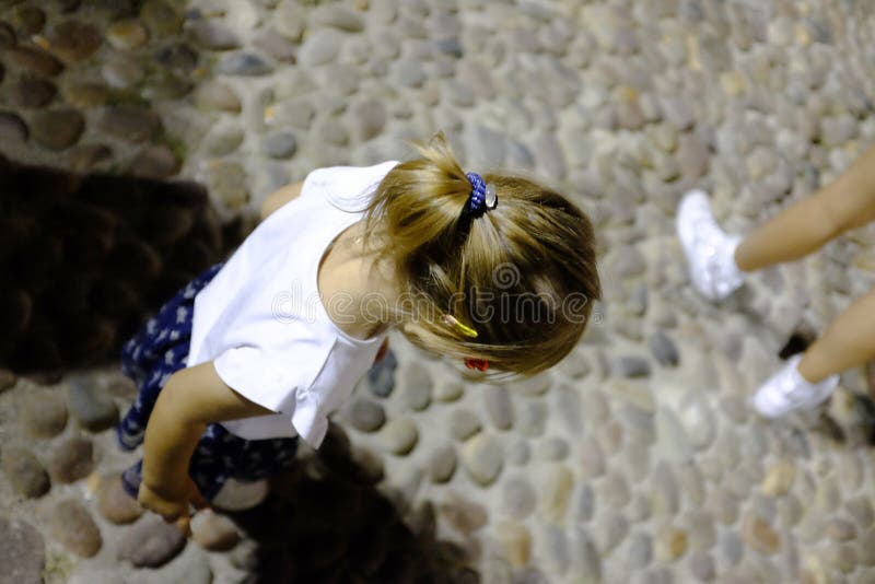 Πίσω ενός ατόμου σε ένα άσπρο πουκάμισο Στο υπόβαθρο ένα κορίτσι παίζει το βιολί στα φω'τα νύχτας στοκ εικόνα Πίσω ενός ατόμου σε ένα άσπρο πουκάμισο Στο υπόβαθρο ένα κορίτσι παίζει το βιολί στα φω'τα νύχτας στοκ εικόνα