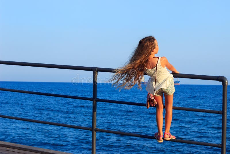 Πίσω όμορφος λίγο κορίτσι εφήβων με ρέοντας την πολύ σγουρή τρίχα μέσα στοκ εικόνα Πίσω όμορφος λίγο κορίτσι εφήβων με ρέοντας την πολύ σγουρή τρίχα μέσα στοκ εικόνα