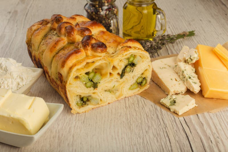 Πίτα με το σπαράγγι και τυρί σε ένα ξύλινο υπόβαθρο με τα συστατικά στοκ φωτογραφίες με δικαίωμα ελεύθερης χρήσης Πίτα με το σπαράγγι και τυρί σε ένα ξύλινο υπόβαθρο με τα συστατικά στοκ φωτογραφίες με δικαίωμα ελεύθερης χρήσης