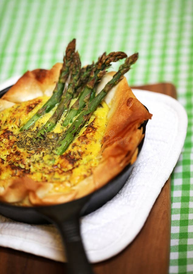 Πίτα πίτα σπαραγγιού στη ζύμη phyllo με τα αυγά και το τυρί στοκ φωτογραφία με δικαίωμα ελεύθερης χρήσης Πίτα πίτα σπαραγγιού στη ζύμη phyllo με τα αυγά και το τυρί στοκ φωτογραφία με δικαίωμα ελεύθερης χρήσης