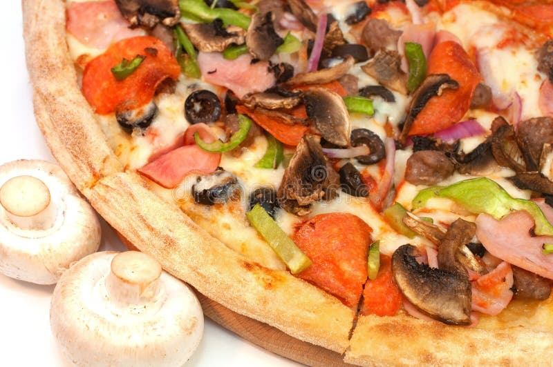 Πίτσα με pepperoni λουκάνικων με το ζαμπόν, τα μανιτάρια και το τυρί στοκ εικόνες Πίτσα με pepperoni λουκάνικων με το ζαμπόν, τα μανιτάρια και το τυρί στοκ εικόνες