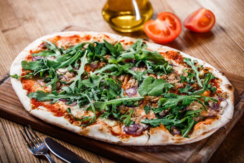 Πίτσα με το κοτόπουλο, το arugula, το τυρί και τα κρεμμύδια στον ξύλινο αγροτικό πίνακα στοκ φωτογραφία Πίτσα με το κοτόπουλο, το arugula, το τυρί και τα κρεμμύδια στον ξύλινο αγροτικό πίνακα στοκ φωτογραφία
