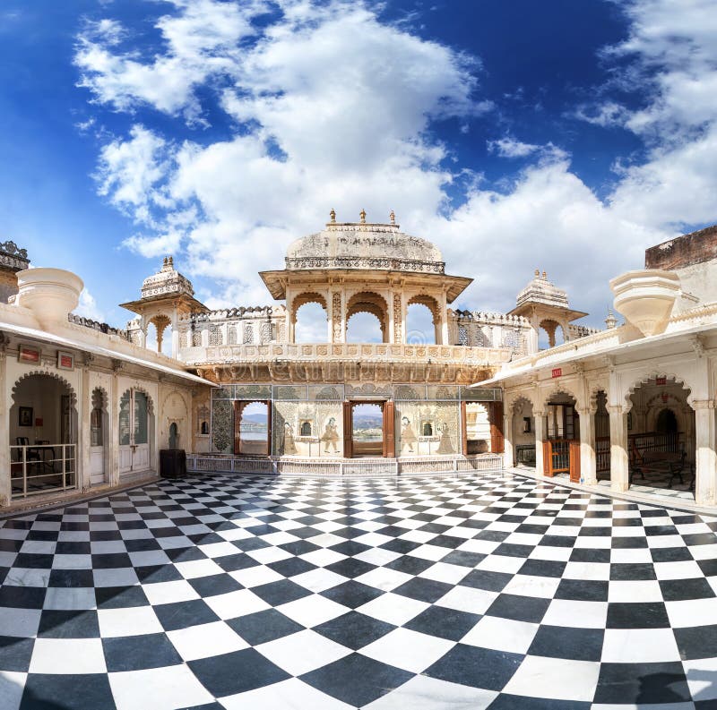 Παλάτι πόλεων Udaipur με το πάτωμα σκακιού στοκ φωτογραφία Παλάτι πόλεων Udaipur με το πάτωμα σκακιού στοκ φωτογραφία
