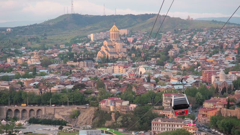 Παλαιά άποψη του Tbilisi από το βουνό στην πόλη Τα αμάξια κινούνται κατά μήκος του τελεφερίκ Cableway δρόμος τουριστών στην πόλη