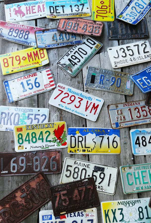 Παλαιές πινακίδες αριθμού κυκλοφορίας αυτοκινήτων στον τοίχο