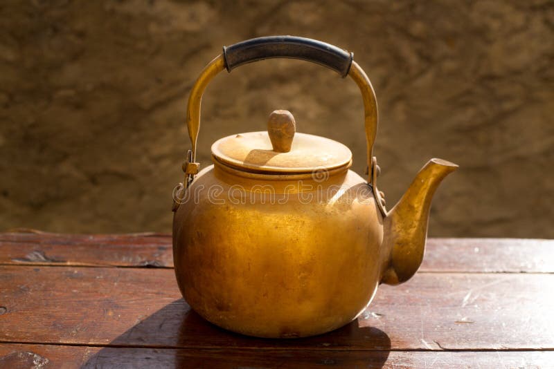 Παλαιό teapot ορείχαλκου στον εκλεκτής ποιότητας ξύλινο πίνακα