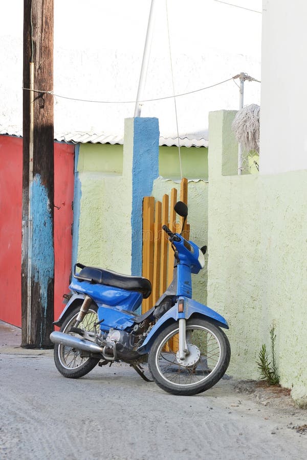 παλαιό μηχανικό δίκυκλο. Παλαιό μηχανικό δίκυκλο στην οδό Kefalos σε ένα ελληνικό νησί Kos