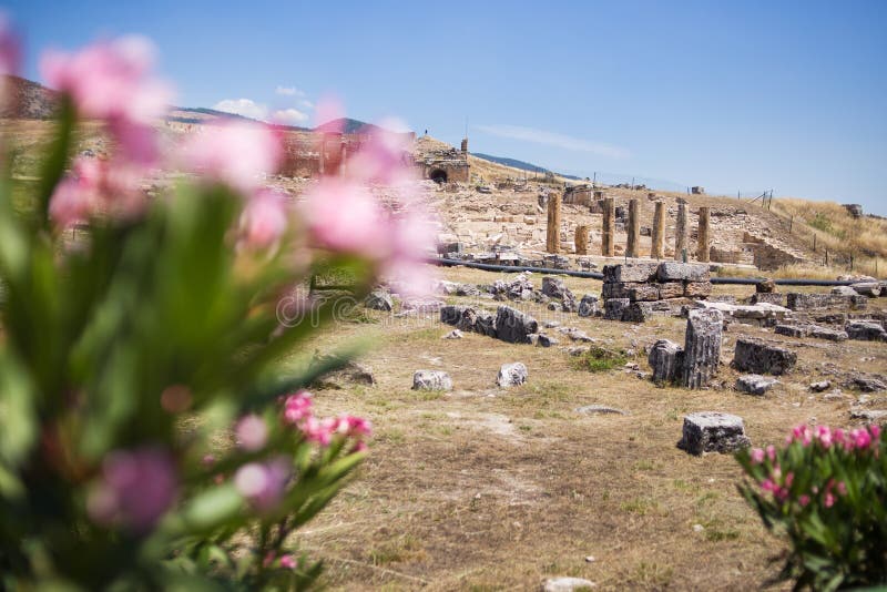 Παλαιό ρωμαϊκό Hierapolis. Ρωμαϊκό Hierapolis με παρακείμενο παραμένει των κτηρίων, Pamukkale, Τουρκία Παγκόσμια κληρονομιά της ΟΥΝΕΣΚΟ
