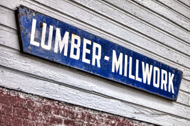 Παλαιό σημάδι σμάλτων Millwork ξυλείας στην οικοδόμηση του τοίχου