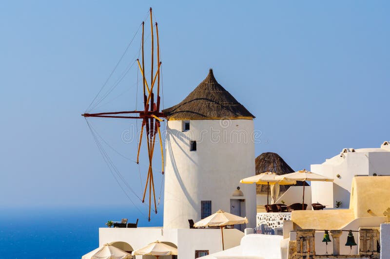 Παλαιός ανεμόμυλος Oia της πόλης στην ηλιόλουστη ημέρα, νησί Santorini, Ελλάδα στοκ εικόνα με δικαίωμα ελεύθερης χρήσης Παλαιός ανεμόμυλος Oia της πόλης στην ηλιόλουστη ημέρα, νησί Santorini, Ελλάδα στοκ εικόνα με δικαίωμα ελεύθερης χρήσης
