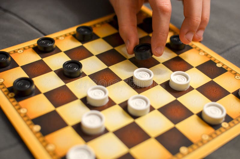 Παίζοντας επιτραπέζιο παιχνίδι ελεγκτών χεριών παιδιών r στοκ εικόνα με δικαίωμα ελεύθερης χρήσης Παίζοντας επιτραπέζιο παιχνίδι ελεγκτών χεριών παιδιών r στοκ εικόνα με δικαίωμα ελεύθερης χρήσης