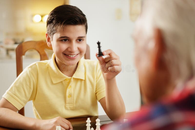 Παίζοντας επιτραπέζιο παιχνίδι σκακιού Grandpa με τον εγγονό στο σπίτι στοκ φωτογραφία με δικαίωμα ελεύθερης χρήσης Παίζοντας επιτραπέζιο παιχνίδι σκακιού Grandpa με τον εγγονό στο σπίτι στοκ φωτογραφία με δικαίωμα ελεύθερης χρήσης