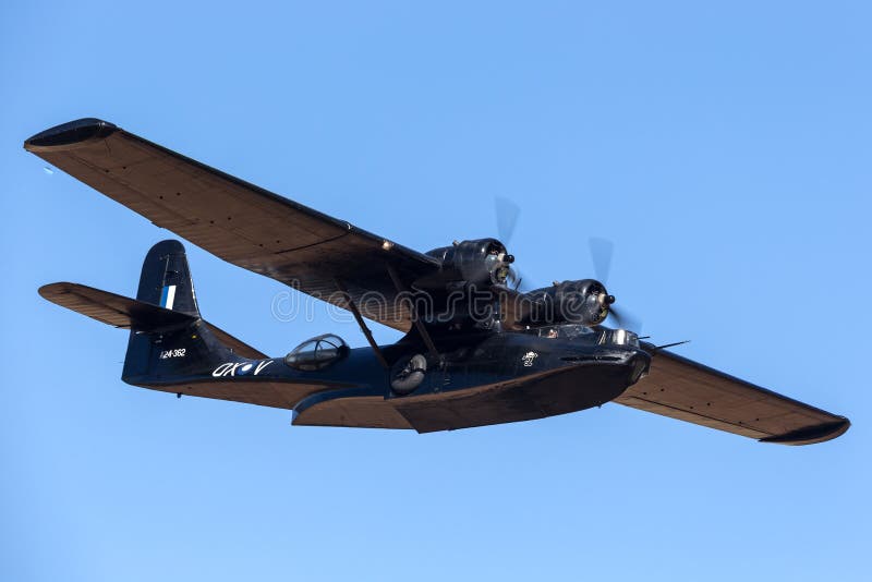 Παγιωμένη βάρκα vh-PBZ PBY Catalina Flying που φορά τη διάσημη μαύρη στολή γατών από τη βασιλική αυστραλιανή Πολεμική Αεροπορία στοκ φωτογραφία Παγιωμένη βάρκα vh-PBZ PBY Catalina Flying που φορά τη διάσημη μαύρη στολή γατών από τη βασιλική αυστραλιανή Πολεμική Αεροπορία στοκ φωτογραφία