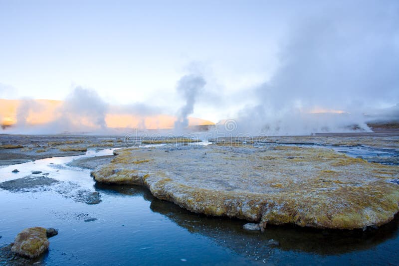 Παγωμένες νερό και ατμίδες Geysers EL Tatio στην έρημο Atacama στοκ εικόνες Παγωμένες νερό και ατμίδες Geysers EL Tatio στην έρημο Atacama στοκ εικόνες
