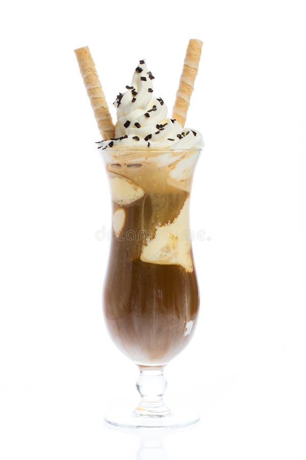 Παγωμένο coffe απομονωμένος στο άσπρο υπόβαθρο με την κρέμα και τις βάφλες στοκ φωτογραφία Παγωμένο coffe απομονωμένος στο άσπρο υπόβαθρο με την κρέμα και τις βάφλες στοκ φωτογραφία