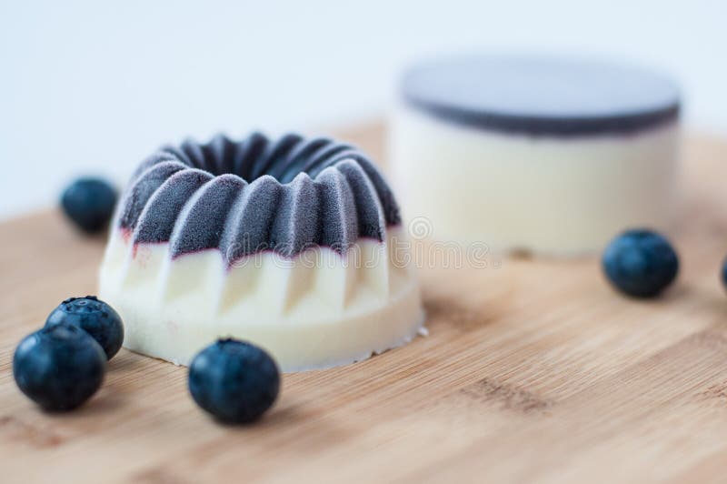 Παγωμένο cotta panna βατόμουρων στοκ φωτογραφία