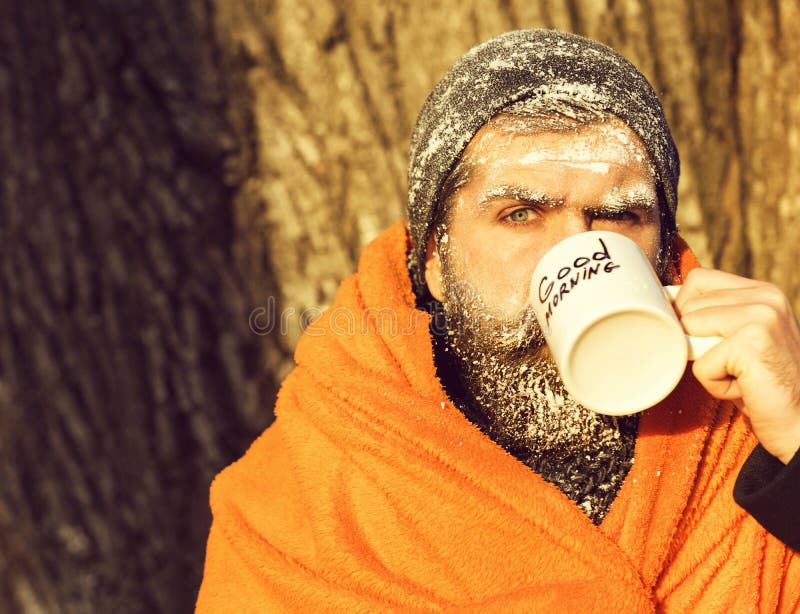 Παγωμένο άτομο, γενειοφόρο hipster, με τη γενειάδα και moustache καλυμμένος με τον άσπρο παγετό που τυλίγεται στο πορτοκαλί κάλυμ στοκ εικόνες με δικαίωμα ελεύθερης χρήσης Παγωμένο άτομο, γενειοφόρο hipster, με τη γενειάδα και moustache καλυμμένος με τον άσπρο παγετό που τυλίγεται στο πορτοκαλί κάλυμ στοκ εικόνες με δικαίωμα ελεύθερης χρήσης