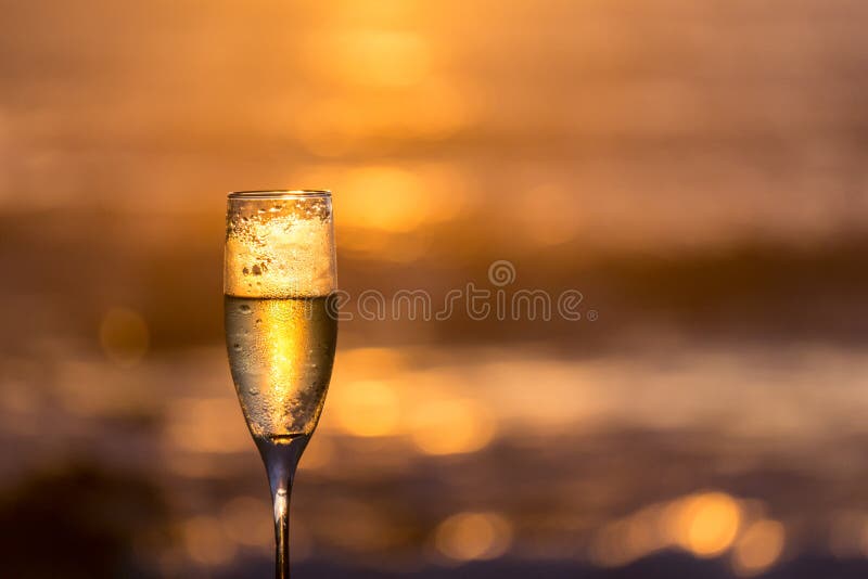 Παγωμένο γυαλί CHAMPAGNE με Backlight στοκ εικόνες με δικαίωμα ελεύθερης χρήσης Παγωμένο γυαλί CHAMPAGNE με Backlight στοκ εικόνες με δικαίωμα ελεύθερης χρήσης