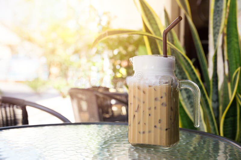 Παγωμένο ποτό Latte καφέ στο θερινό χρόνο στοκ εικόνα Παγωμένο ποτό Latte καφέ στο θερινό χρόνο στοκ εικόνα
