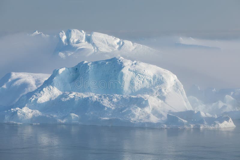 Παγόβουνα στην ομίχλη στο στόμα του Icefjord κοντά στο Ilulissat Φύση και τοπία της Γροιλανδίας στοκ φωτογραφίες με δικαίωμα ελεύθερης χρήσης Παγόβουνα στην ομίχλη στο στόμα του Icefjord κοντά στο Ilulissat Φύση και τοπία της Γροιλανδίας στοκ φωτογραφίες με δικαίωμα ελεύθερης χρήσης