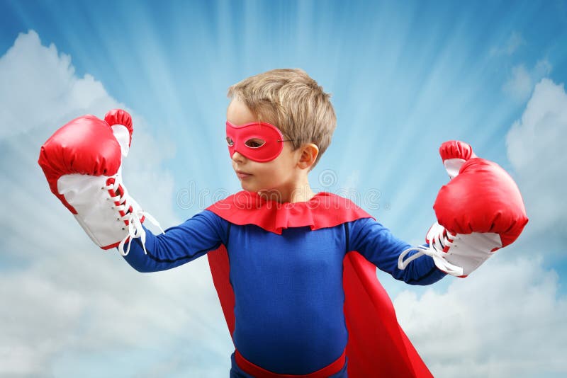 Παιδί Superhero με τα εγκιβωτίζοντας γάντια