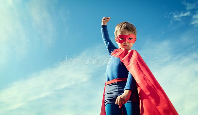 Παιδί Superhero στο κόκκινες ακρωτήριο και τη μάσκα