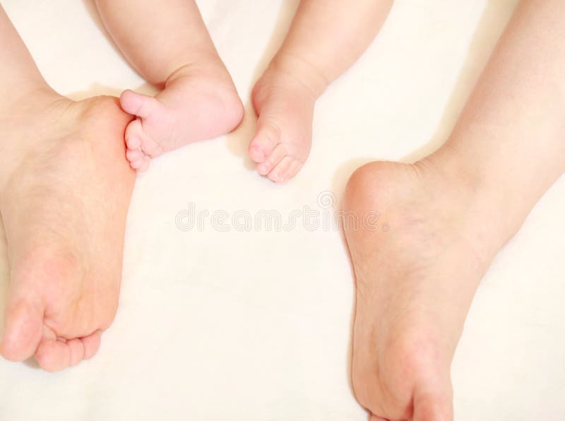 Παιδί και mather στο σπίτι με την παρουσίαση ποδιών τους στοκ εικόνες με δικαίωμα ελεύθερης χρήσης Παιδί και mather στο σπίτι με την παρουσίαση ποδιών τους στοκ εικόνες με δικαίωμα ελεύθερης χρήσης