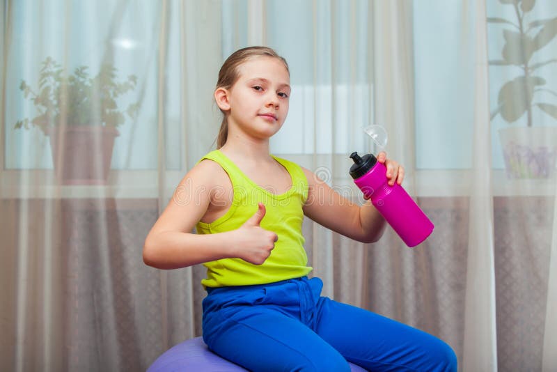 Παιδί με στη σφαίρα για το fittnesa στο σπίτι στοκ εικόνα με δικαίωμα ελεύθερης χρήσης Παιδί με στη σφαίρα για το fittnesa στο σπίτι στοκ εικόνα με δικαίωμα ελεύθερης χρήσης