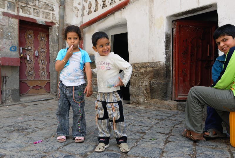 Παιδιά Yemeny υπαίθρια