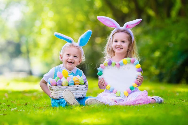 Παιδιά στο κυνήγι αυγών Πάσχας