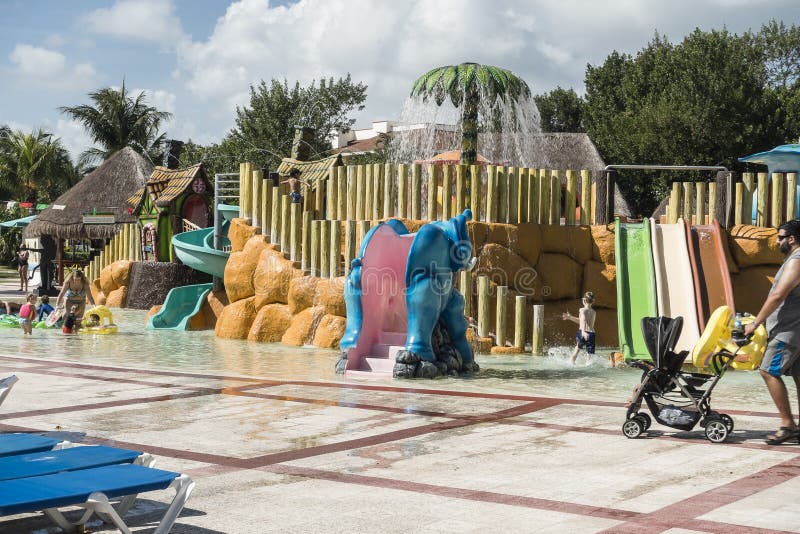 Παιδική χαρά ξενοδοχείων ` s στοκ φωτογραφία με δικαίωμα ελεύθερης χρήσης Παιδική χαρά ξενοδοχείων ` s στοκ φωτογραφία με δικαίωμα ελεύθερης χρήσης