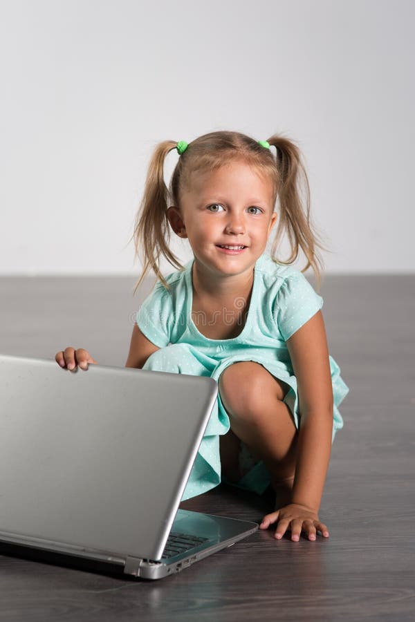 Παιδί μικρών κοριτσιών με το lap-top στοκ φωτογραφίες με δικαίωμα ελεύθερης χρήσης