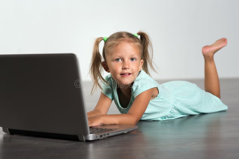 Παιδί μικρών κοριτσιών με το lap-top στοκ φωτογραφίες