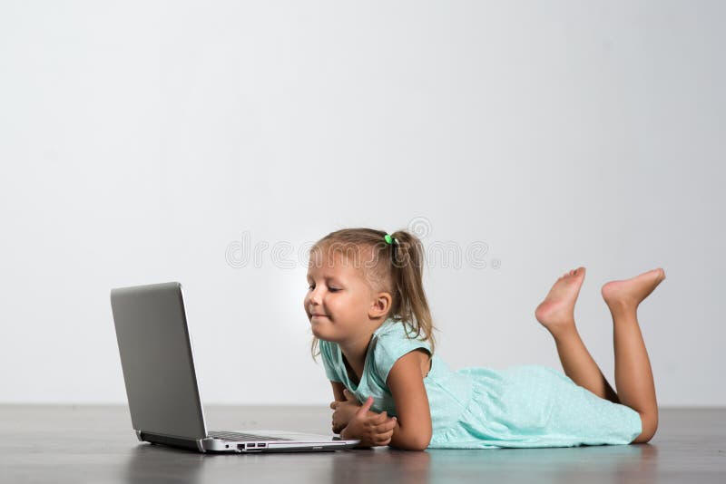 Παιδί μικρών κοριτσιών με το lap-top στοκ φωτογραφίες
