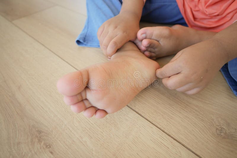 παιδί που υποφέρει από φαγούρα στοκ εικόνες